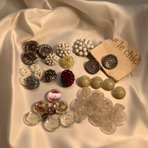 Assorted Vintage Buttons - Picture 3 of 4